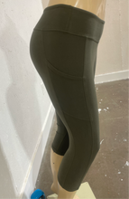 Load image into Gallery viewer, Cell phone pocket capri leggings
