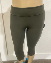 Load image into Gallery viewer, Cell phone pocket capri leggings
