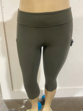 Load image into Gallery viewer, Cell phone pocket capri leggings
