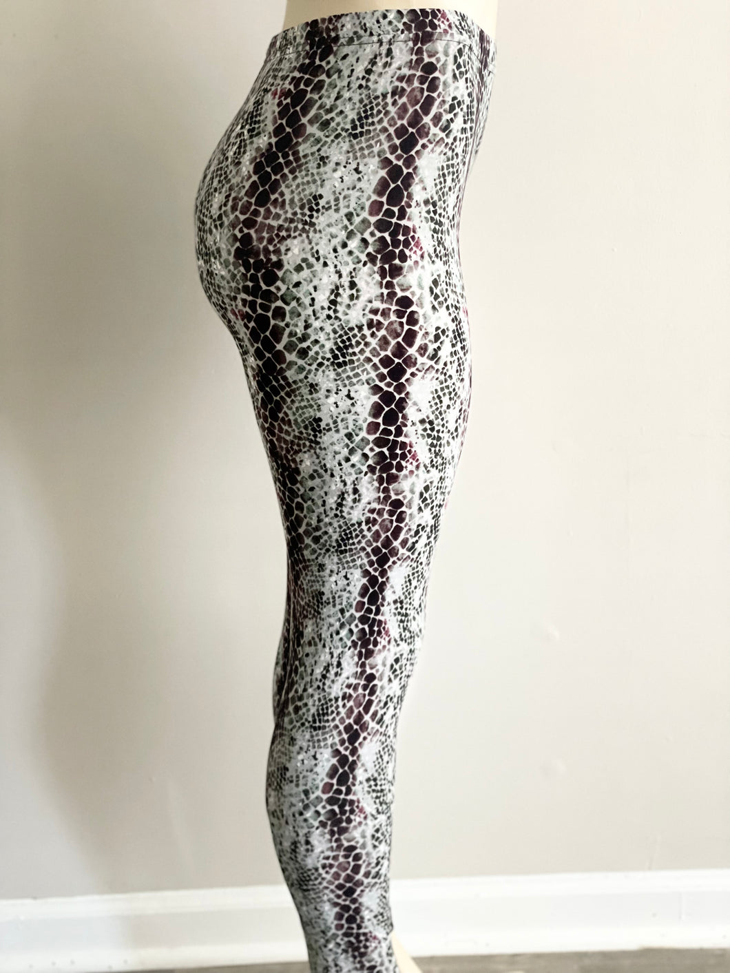 Print leggings for women - trendy and comfortable activewear for workouts and outdoor activities.