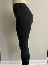 Load image into Gallery viewer, Black leggings with pocket for women backside - versatile and comfortable activewear for workouts and everyday wear.
