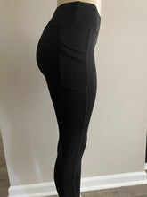 Load image into Gallery viewer, Black leggings with pocket for women right side - versatile and comfortable activewear for workouts and everyday wear.
